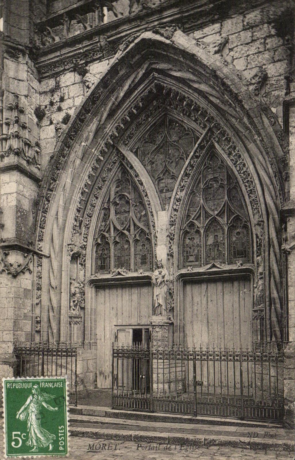 Moret — Portail de l'Église — ND. Phot.