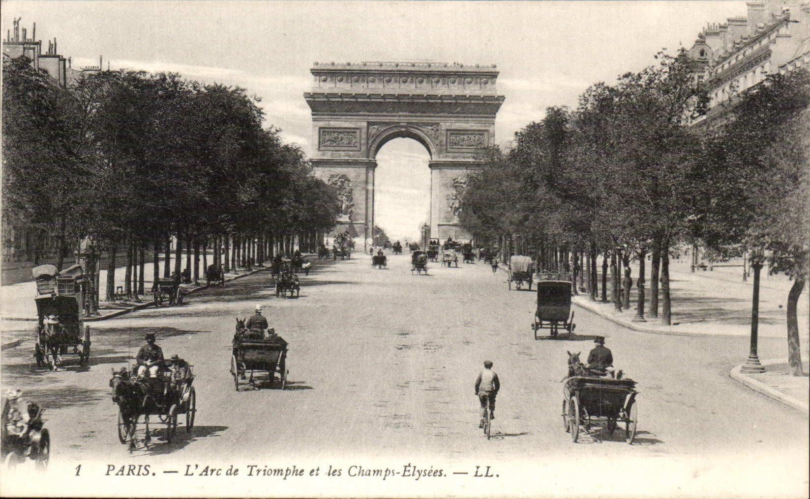 CPA Paris L'Arc de Triomphe et les Champs Elysees 