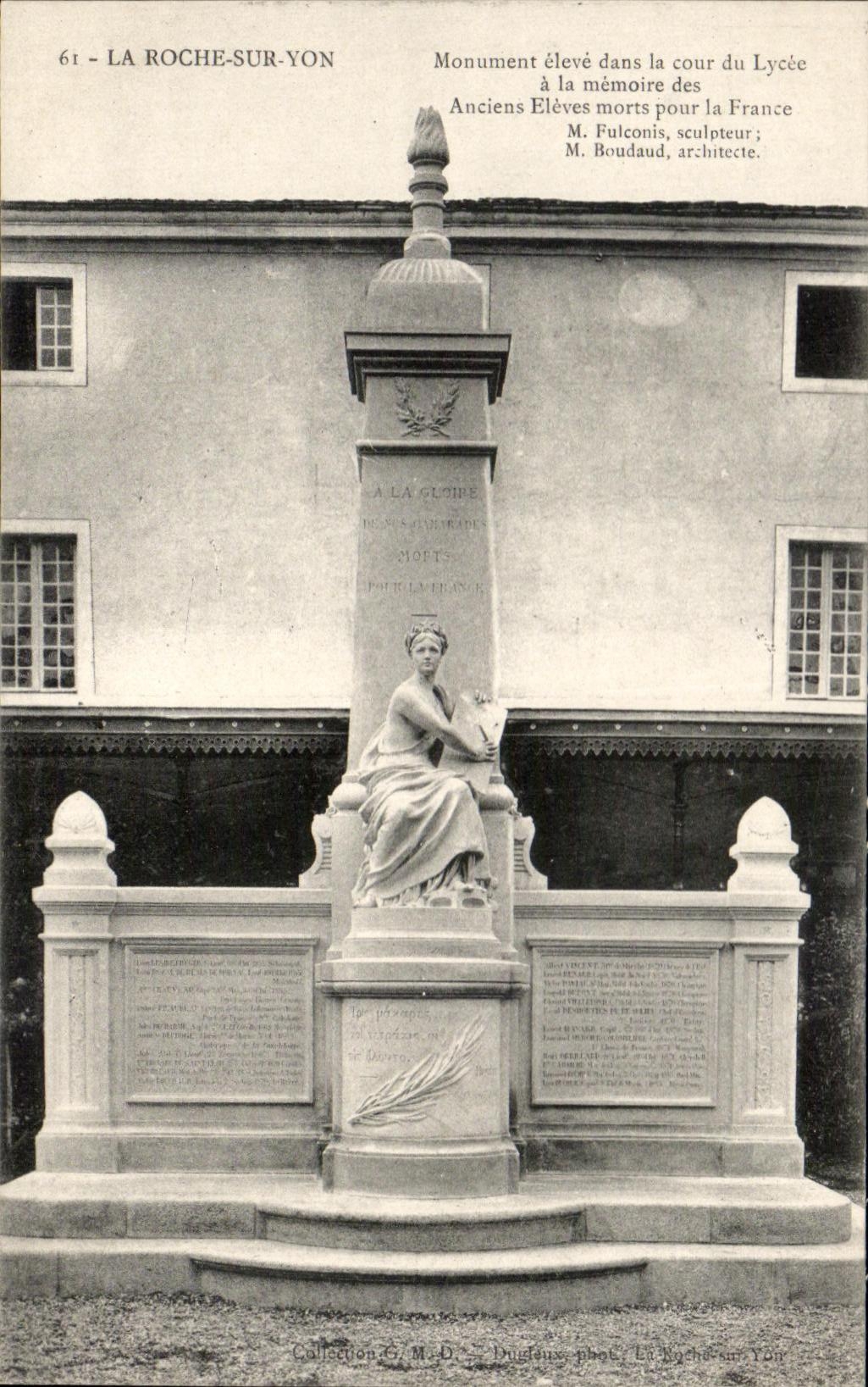 CPA La Roche Sur Yon Monument Eleve dans la Cour du Lycee 