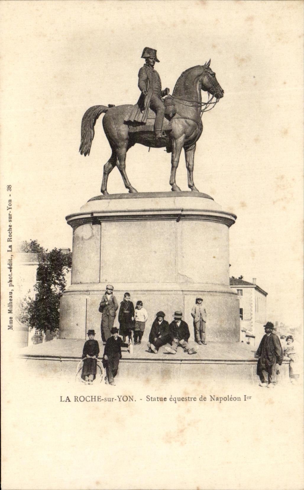 CPA La Roche Sur Yon Statue Equestre de Napoleon 1er Enfants