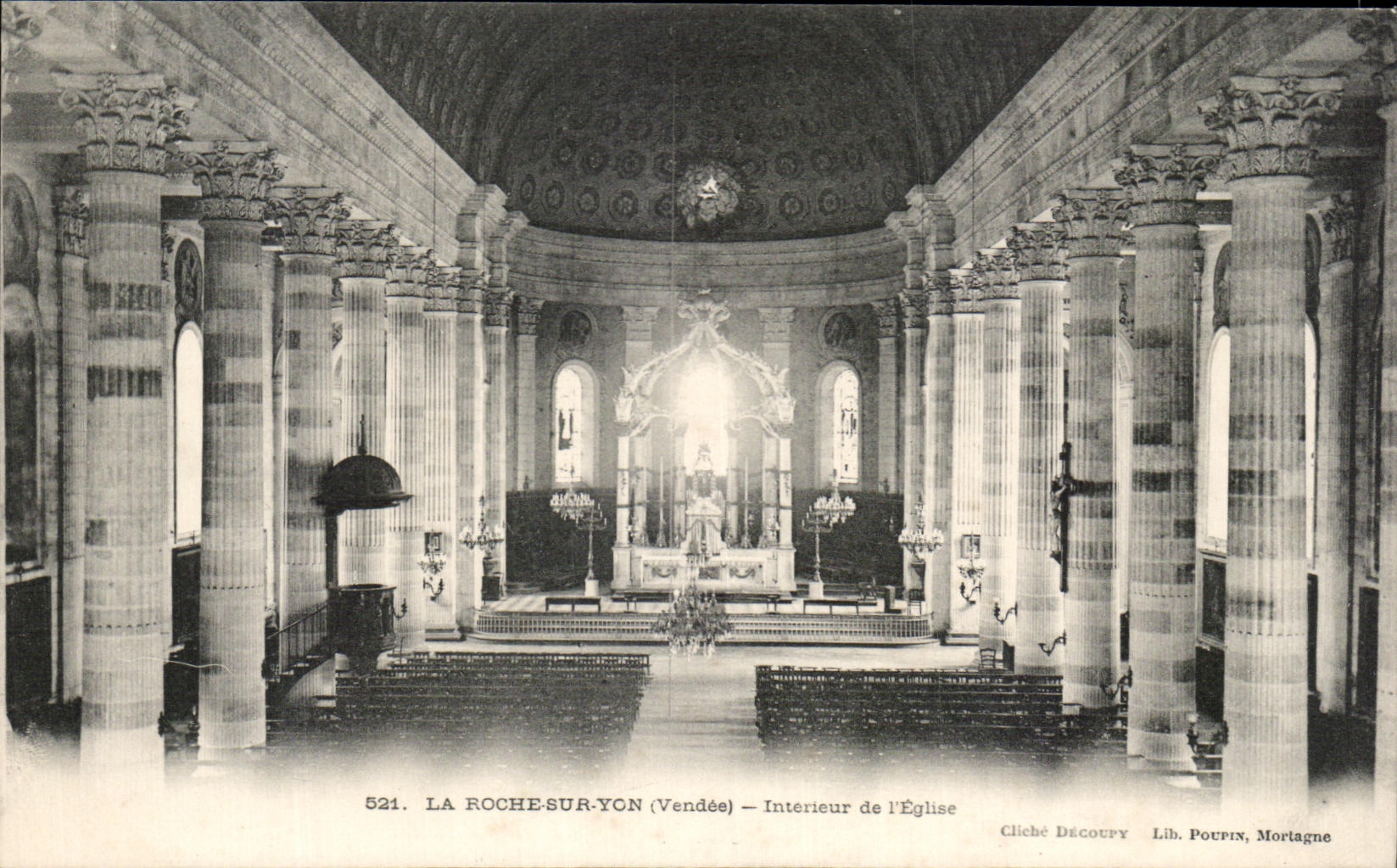 CPA La Roche Sur Yon Interieur d l'Eglise 