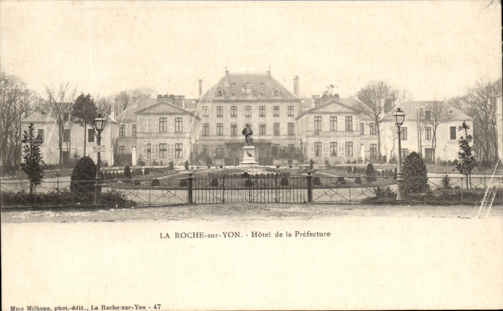 La Roche-sur-Yon — Hôtel de la Préfecture — Mme Miheau, phot.-édit., La Roche-sur-Yon - 47