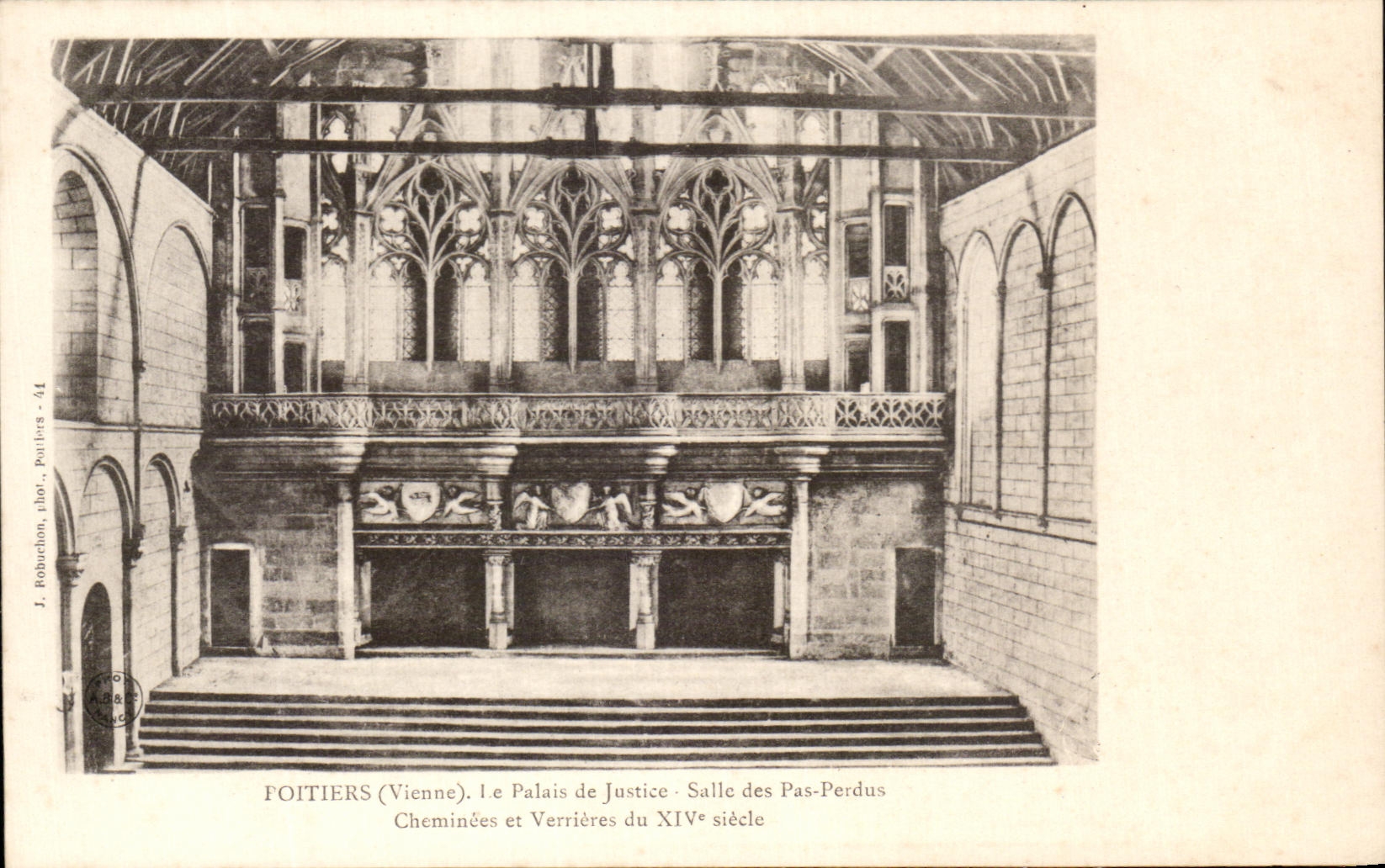 Foitiers (Vienne) - Le Palais de Justice - Salle des Pas-Perdus - Cheminées et Verrières du XIVe siècle