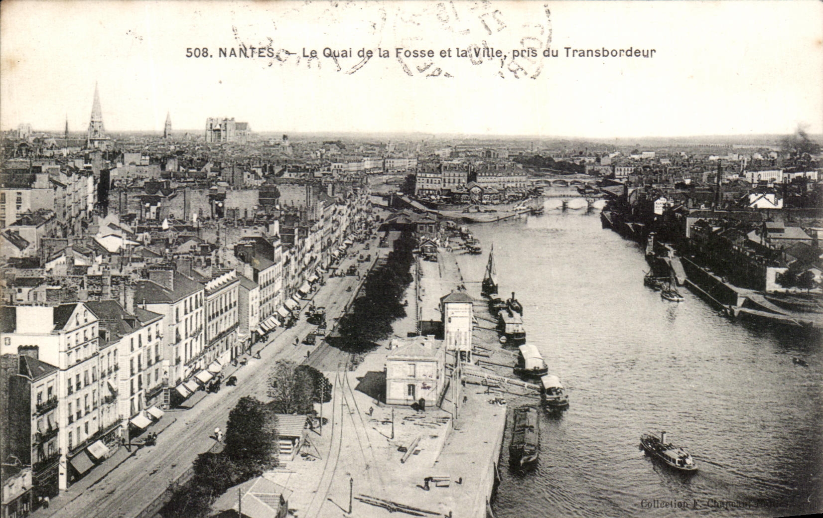 CPA Nantes Le Quai de la Fosse et la ville Pris du Transbordeur Bateaux