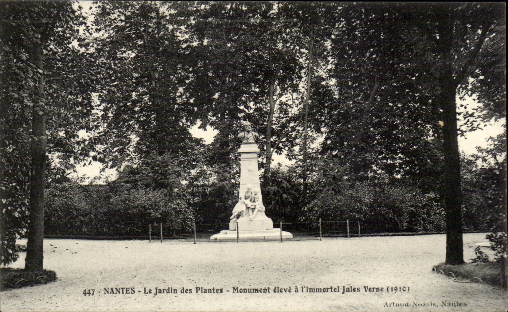 CPA Nantes Le Jardin des plantes Monument eleve a l'Immortel Jules Verne 1910