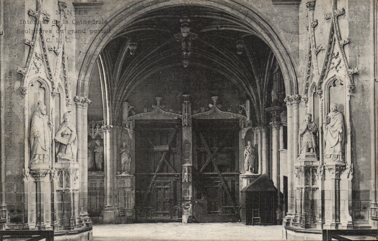 CPA Nantes Interieur de la Cathedrale Sculptures du grand portail