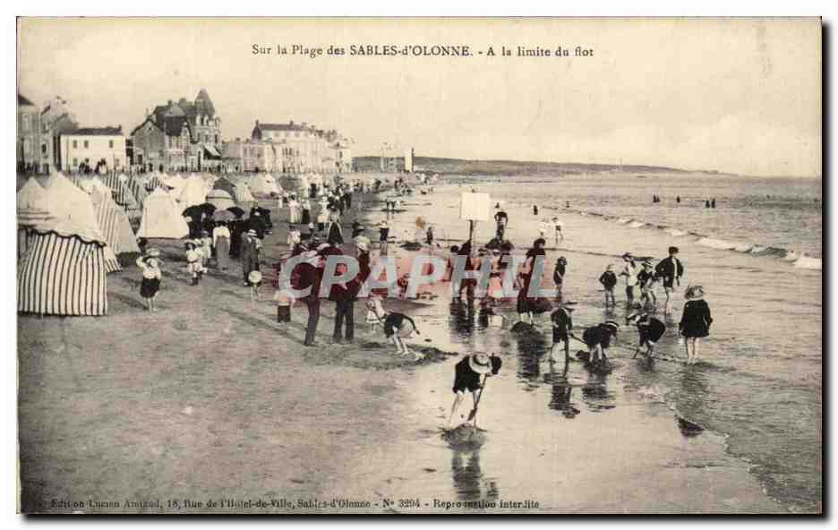 CPA Sur la Plage des Sables d'Olonne A la linite du flot enfants