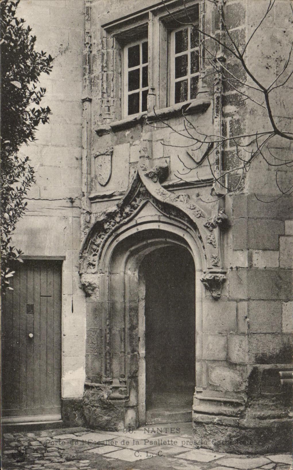 CPA Nantes Porte de l'escalier de la psalette pres de la cathedrale