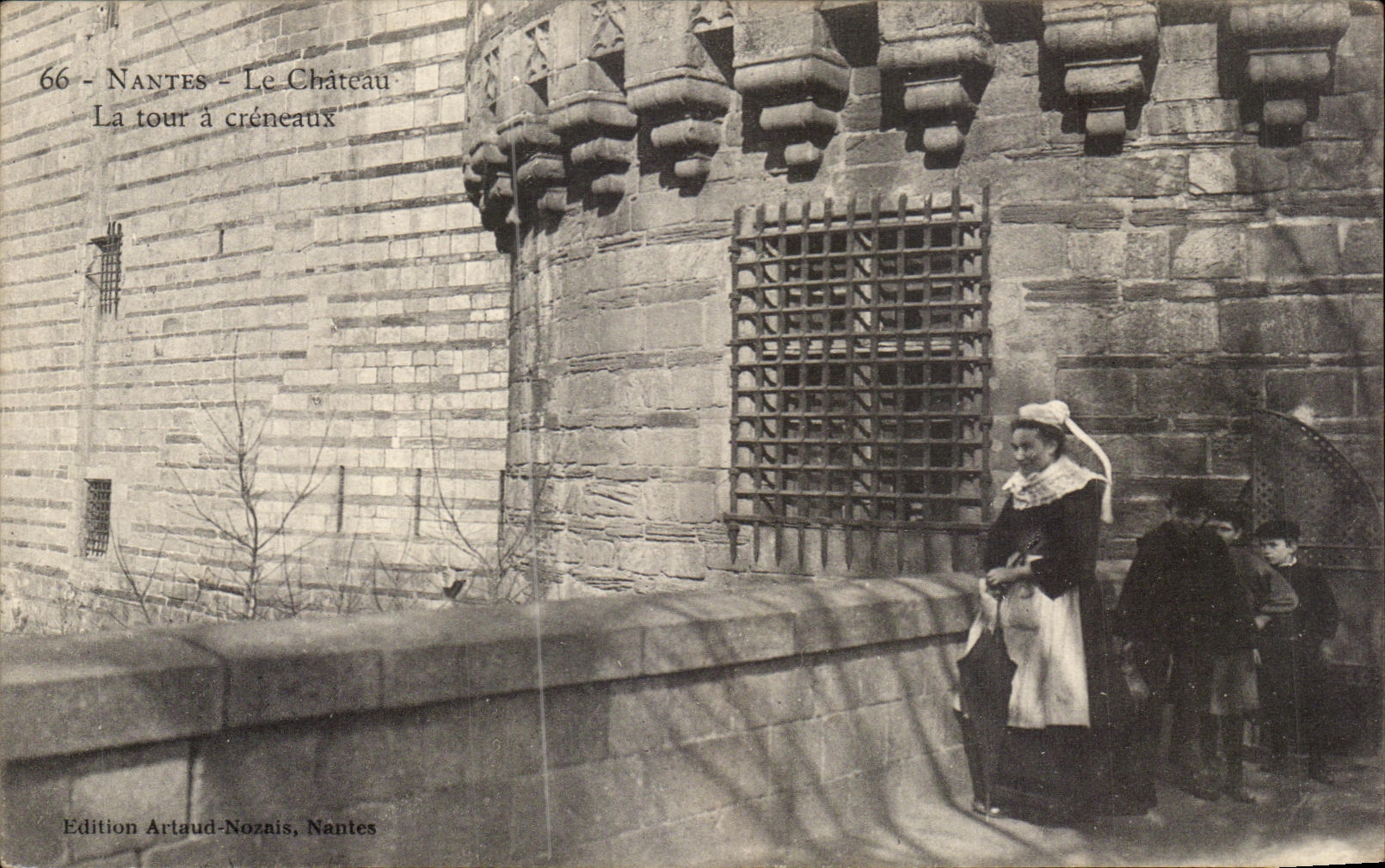 CPA Nantes Le Chateau La Tour A Creneaux Femme Folklore Coiffe