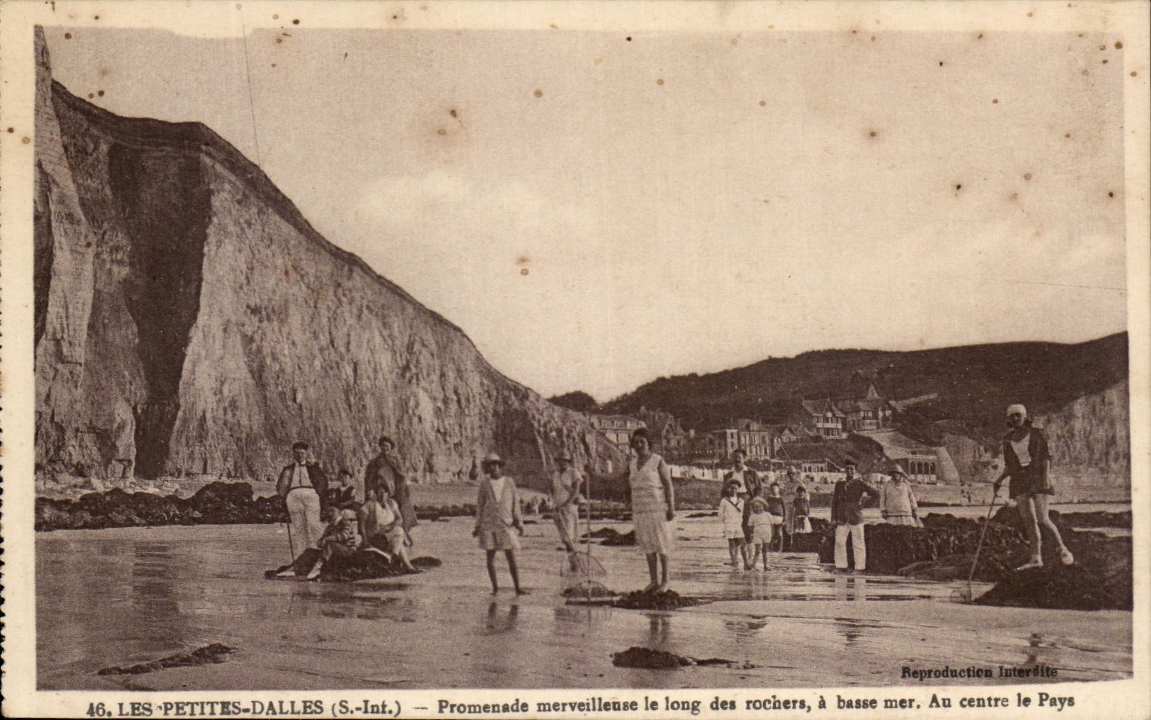 CPA Les Petites Dalles Promenade Merveilleuse Le Long Des Rochers A Basse Mer Au centre le pays