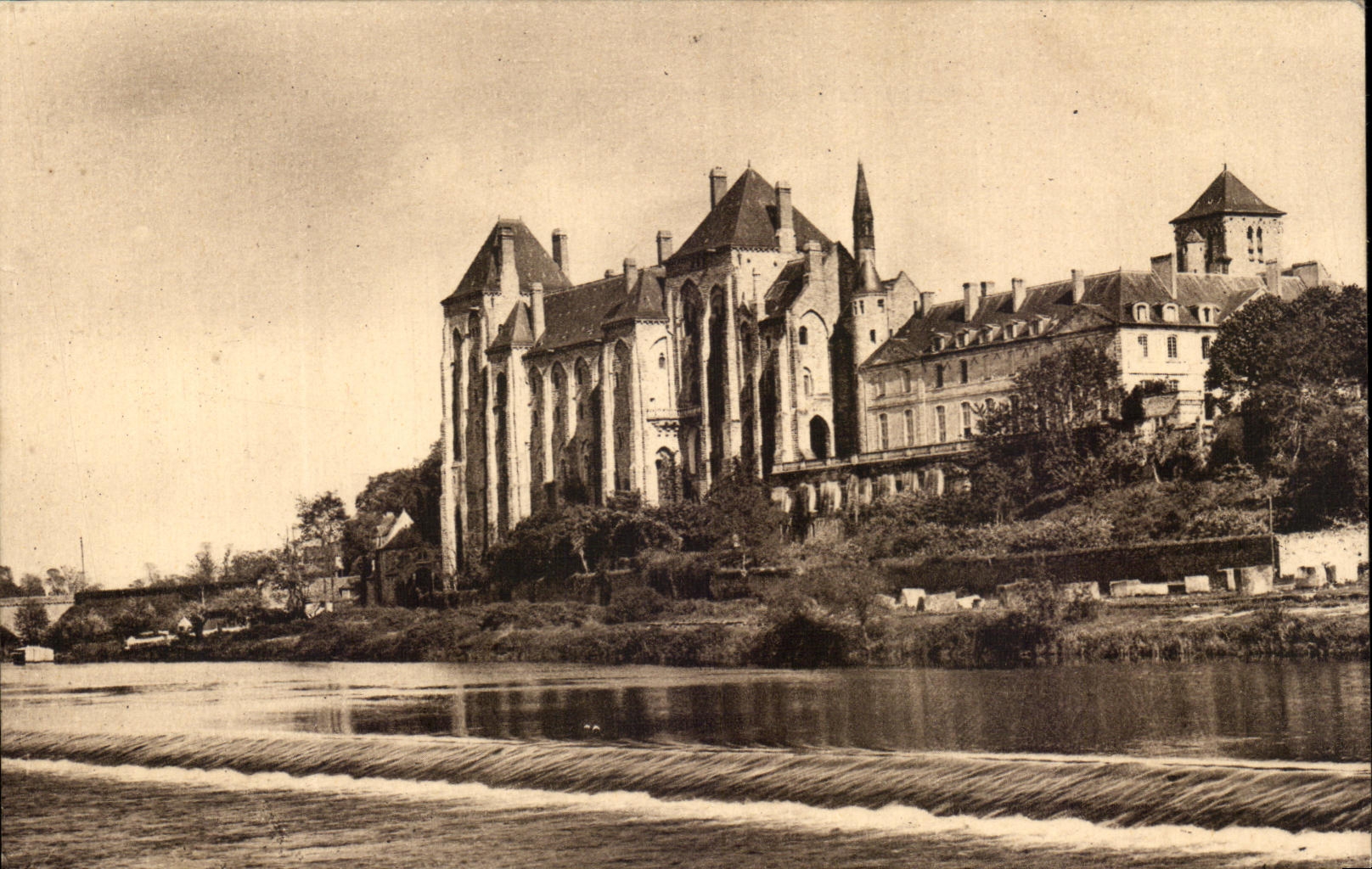 CPA L'Abbaye St Pierre de Solesmes vue du barrage de la sarthe
