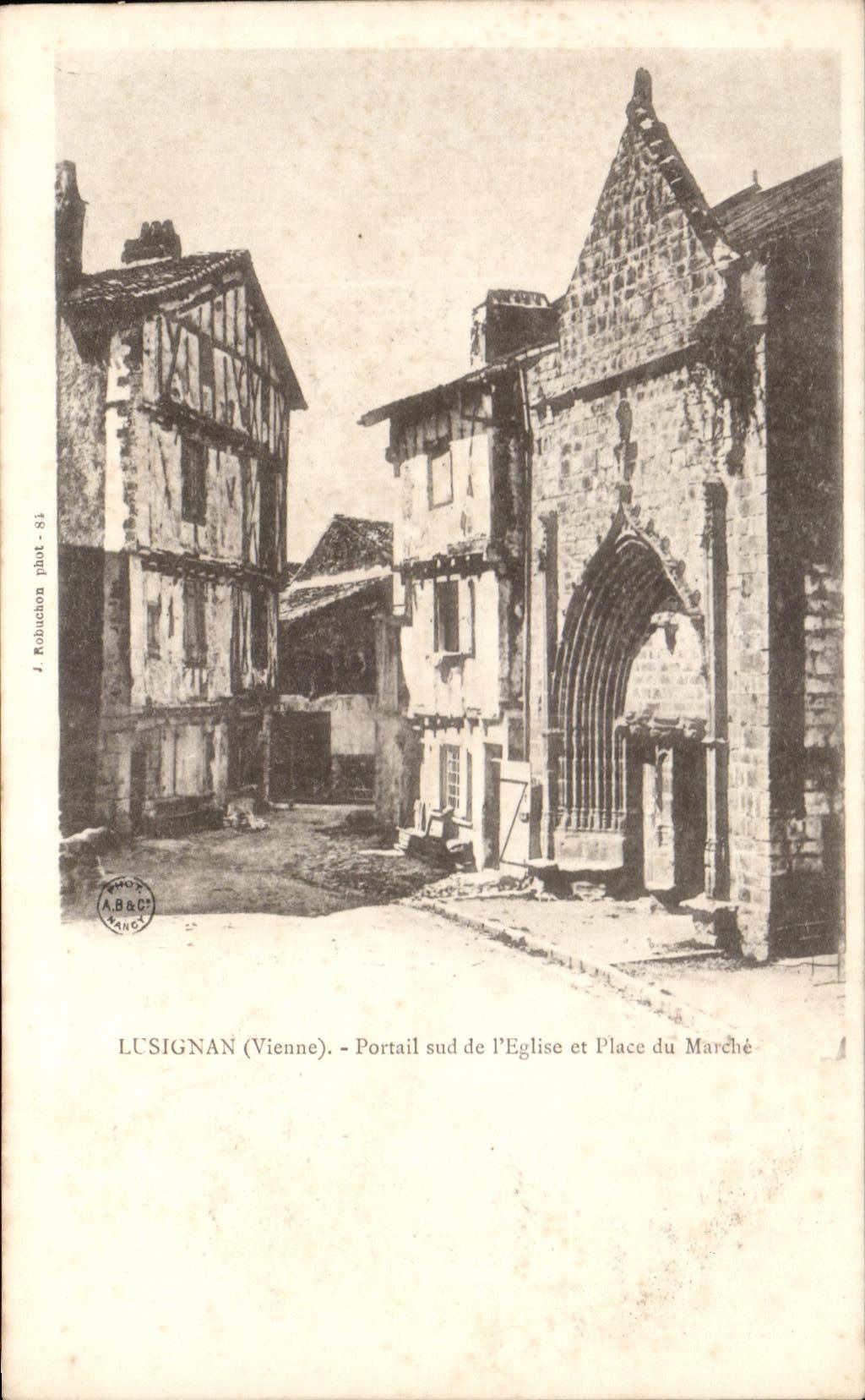 CPA Lusignan Portail Sud de l'Eglise et Place du Marche 