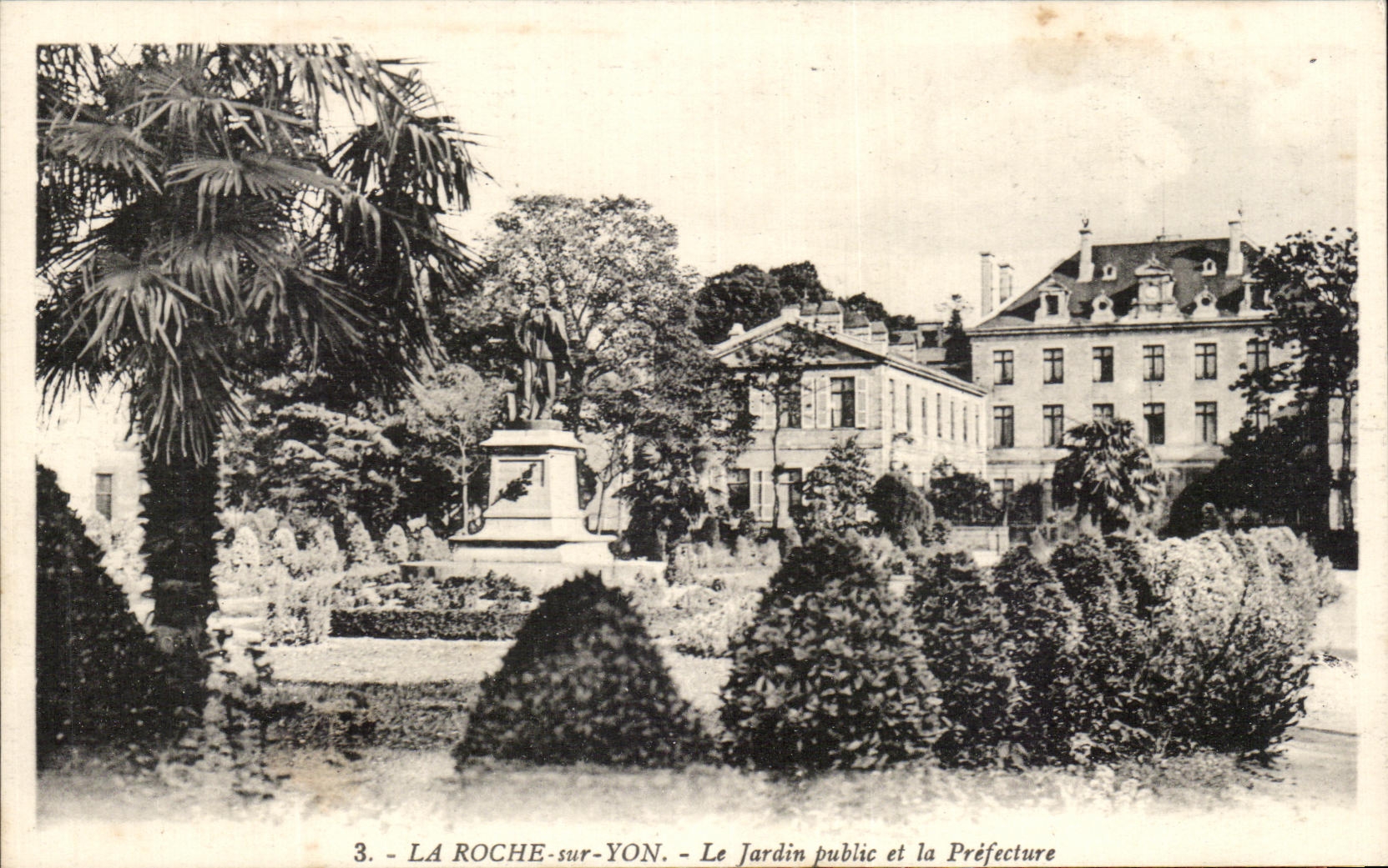 La Roche-sur-Yon - Le Jardin public et la Préfecture