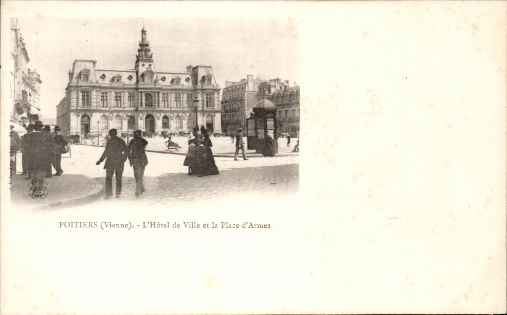 Poitiers (Vienne) - L'Hôtel de Ville et la Place d'Armes — F. Ricard, A. D. B. O. S. (éditeur)