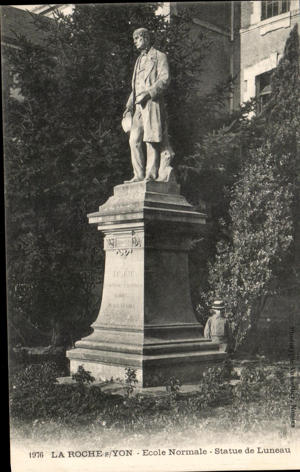 La Roche-sur-Yon — Normalschule — Statue von Luneau