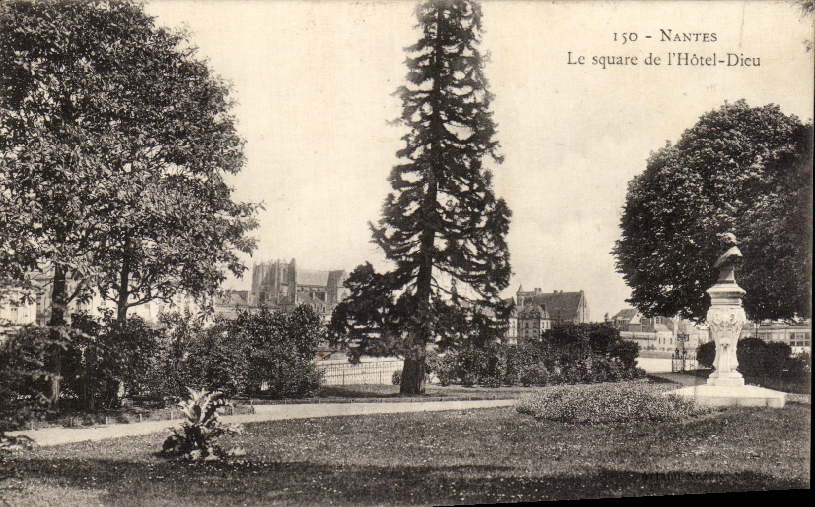 CPA Nantes Le square de L'Hotel Dieu 