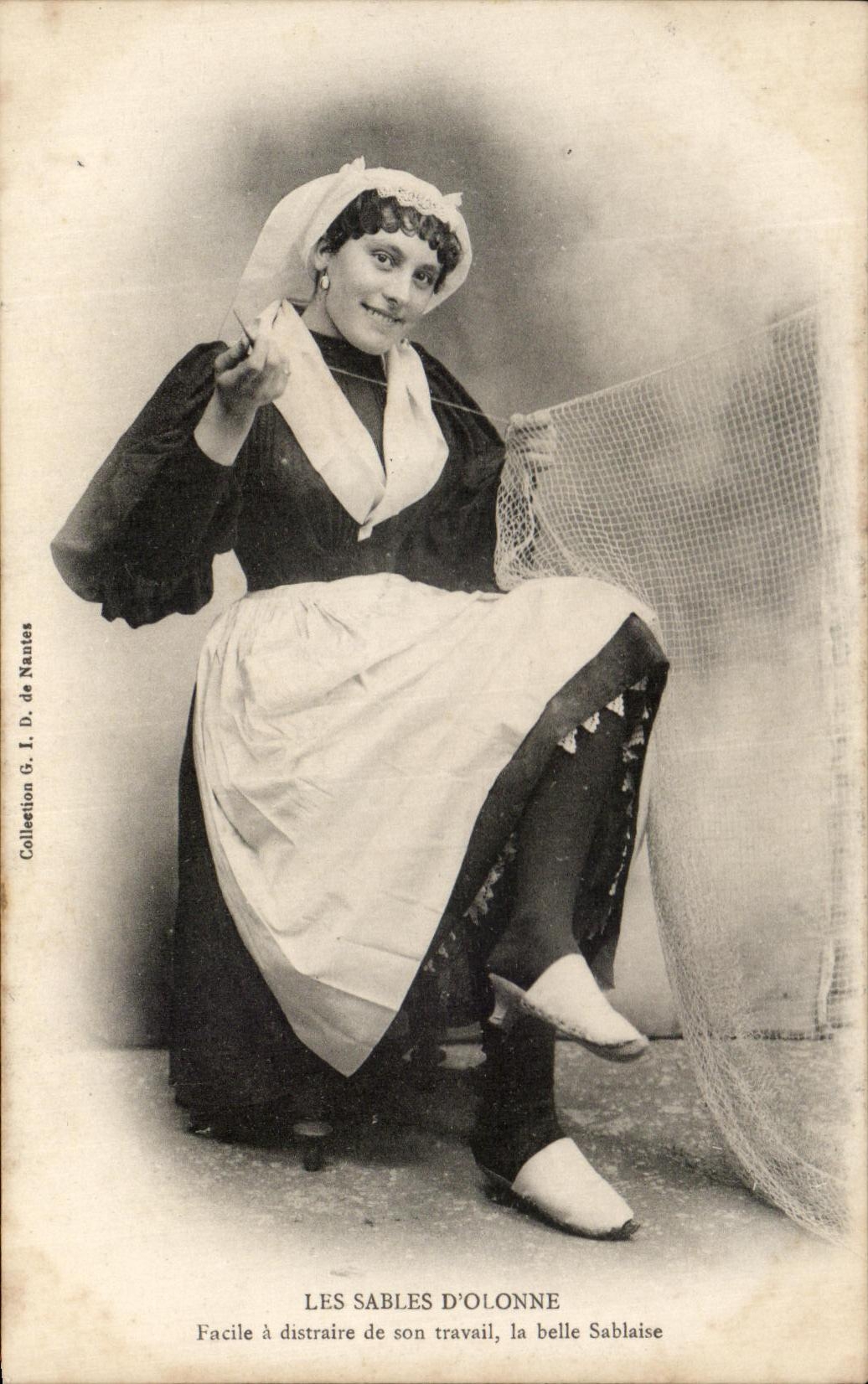 CPA Les Sables d'Olonne Facile a distraire de Son Travail la belle Sablaise Fileuse Folklore Costume Peche