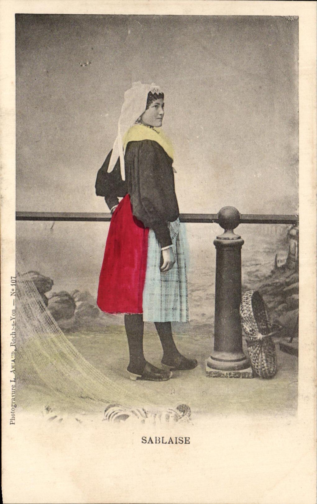 Sablaïse — mujer en traje tradicional — Fotografía L. Amiaud, Roches-sous-Yon, N° 107