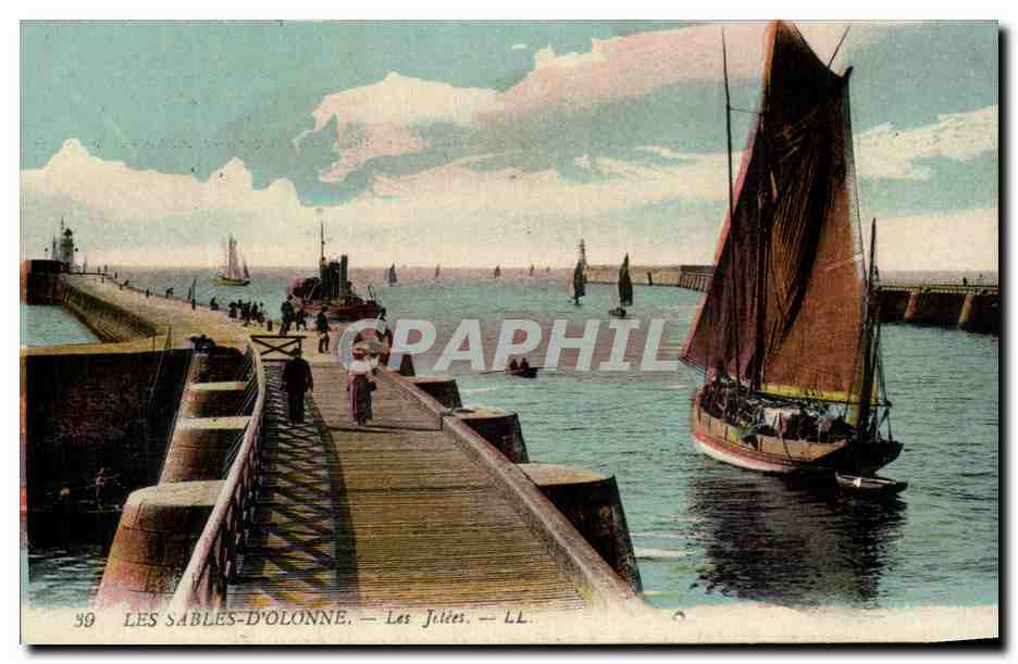 CPA Les Sables D'Olonne Les Jetees Bateau