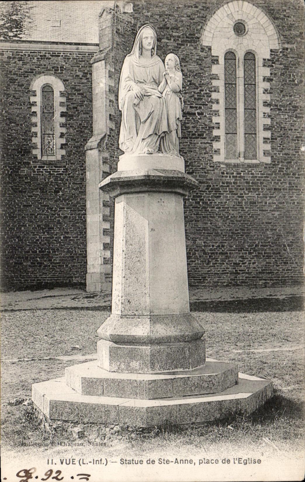 CPA Vue Statue de Ste Anne Place de Eglise 