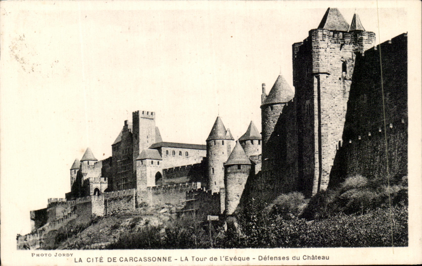 CPA La Cite De Carcassonne La Tour de l'Eveque Defenses du Chateau 