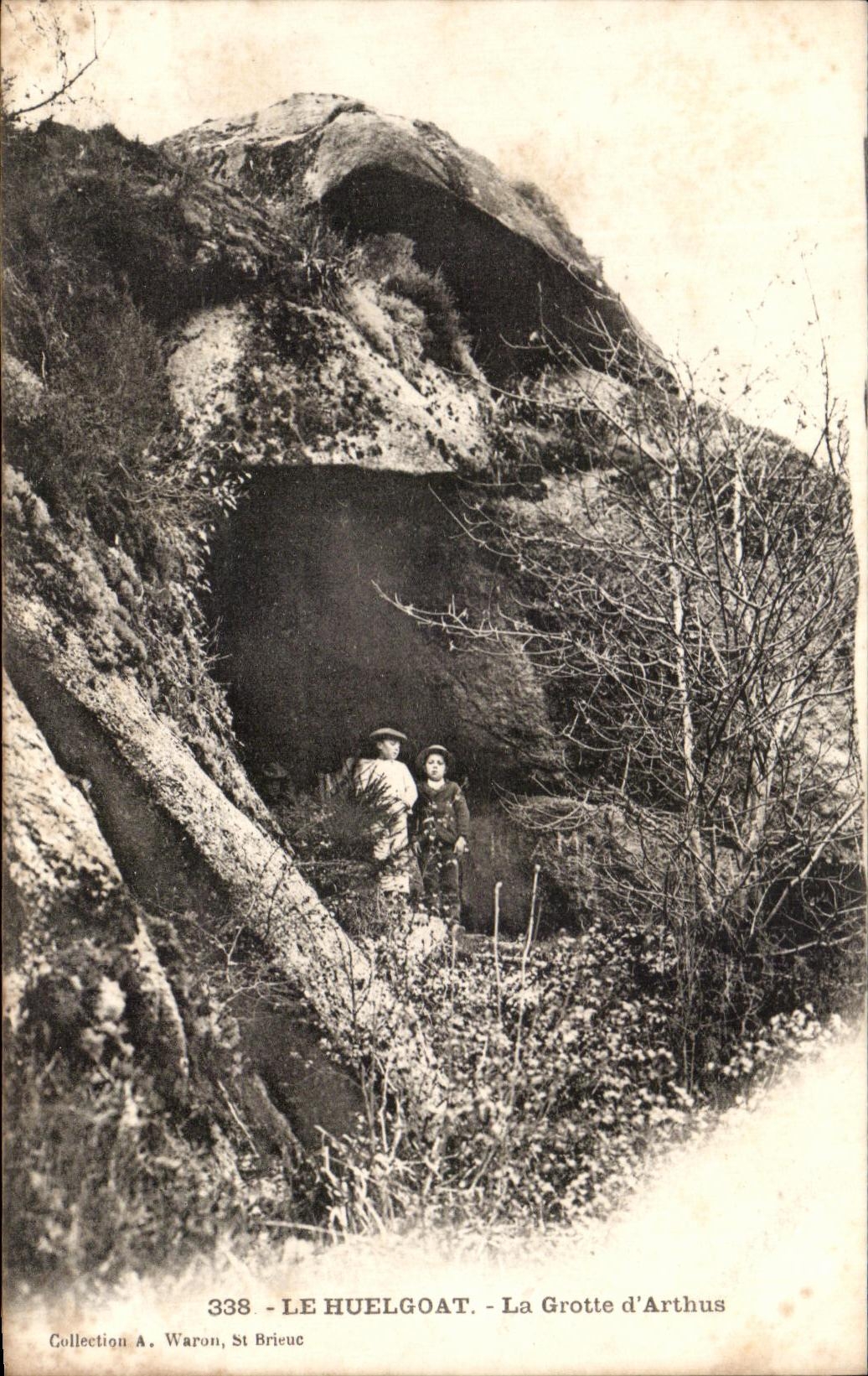 CPA Le Huelgoat La Grotte d'Arthus Enfants