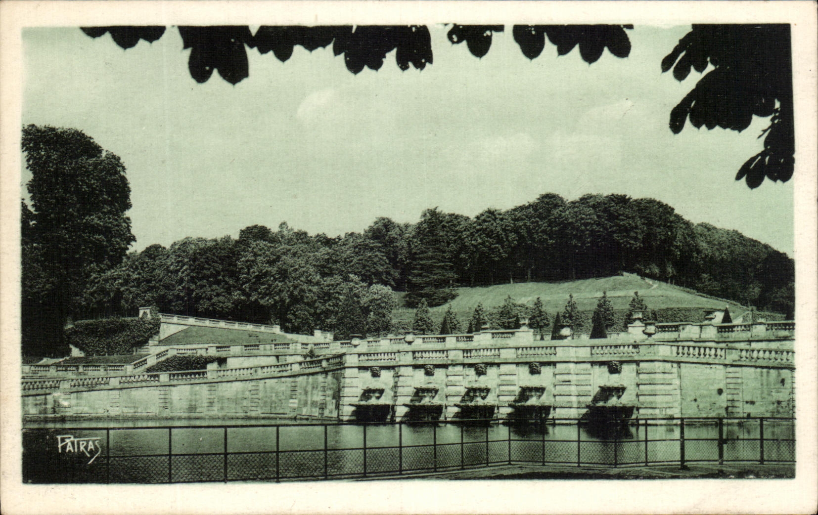 CPA Saint cloud Le Bassin Du fer a cheval et le Trocadero