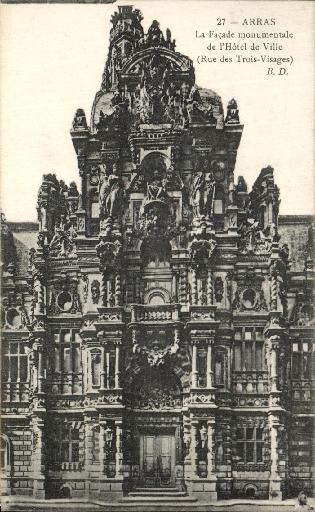 CPA Arras La Facade Monumentale De l'Hotel De ville Rue des Trois Visages