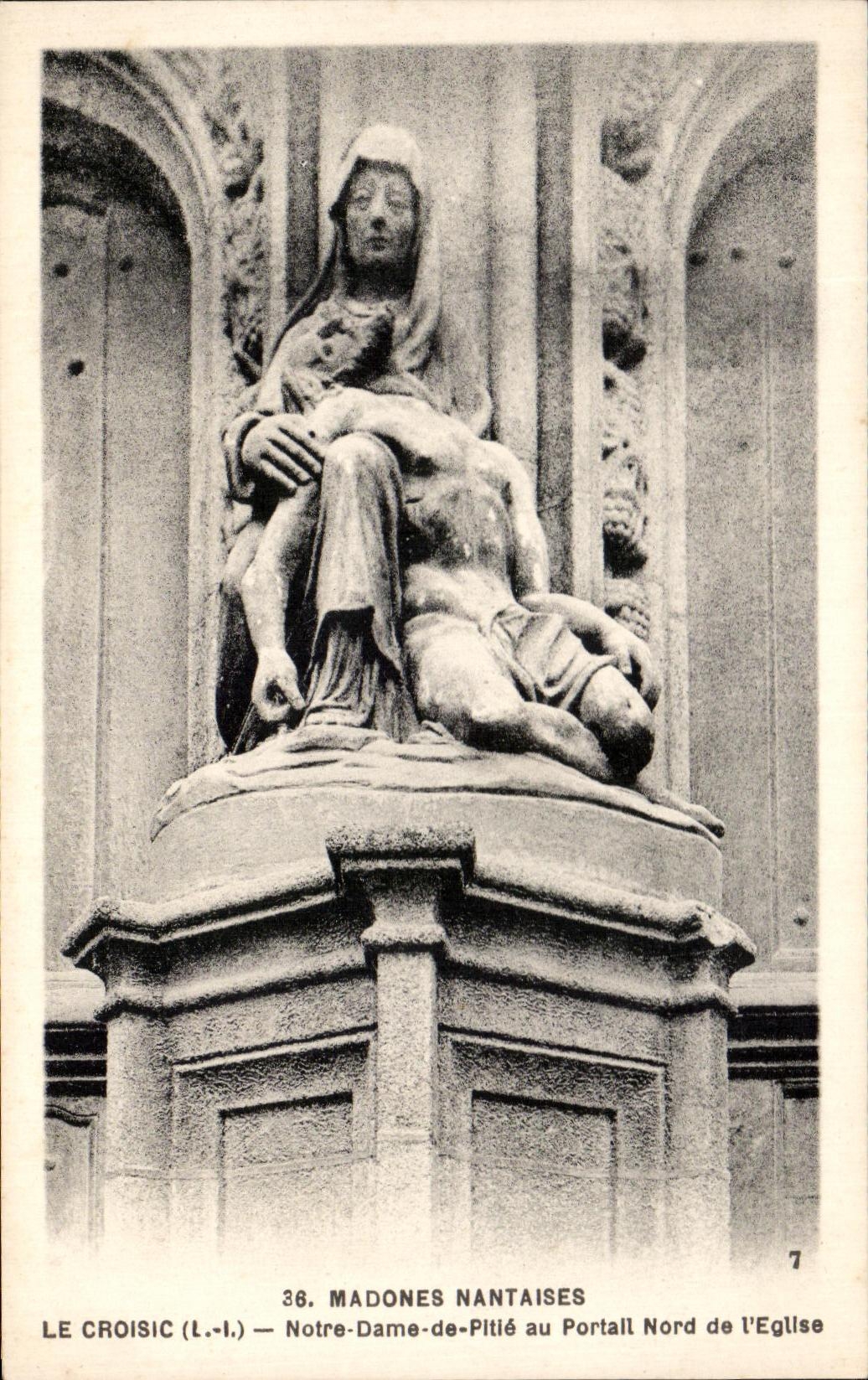 CPA Madones Nantaise Le Croisic Noire Dame De Pitie au portail nord de l'eglise
