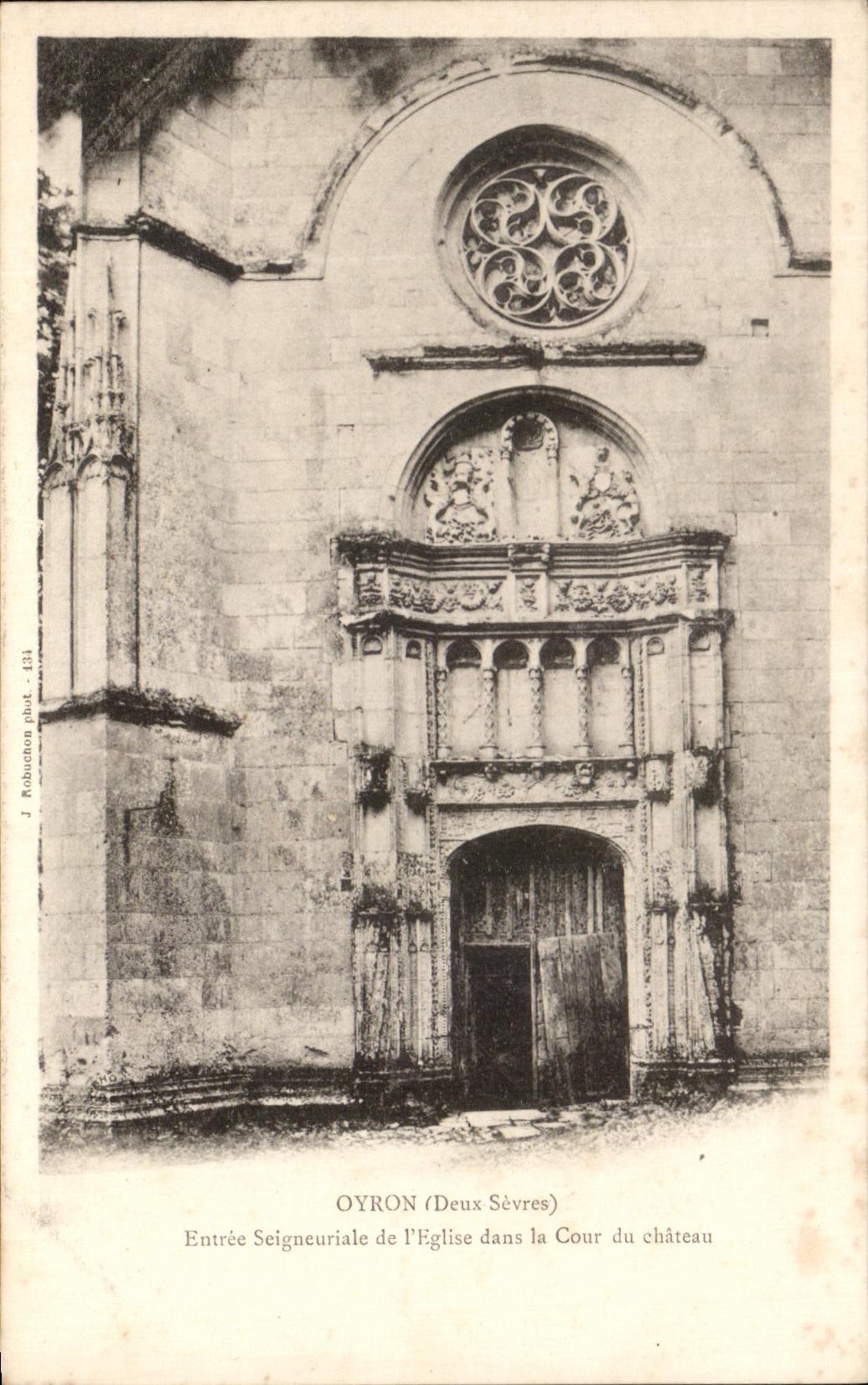 Oyron (Deux-Sèvres) — Entrée seigneuriale de l'église dans la cour du château — J. Robuchon phot. - 131