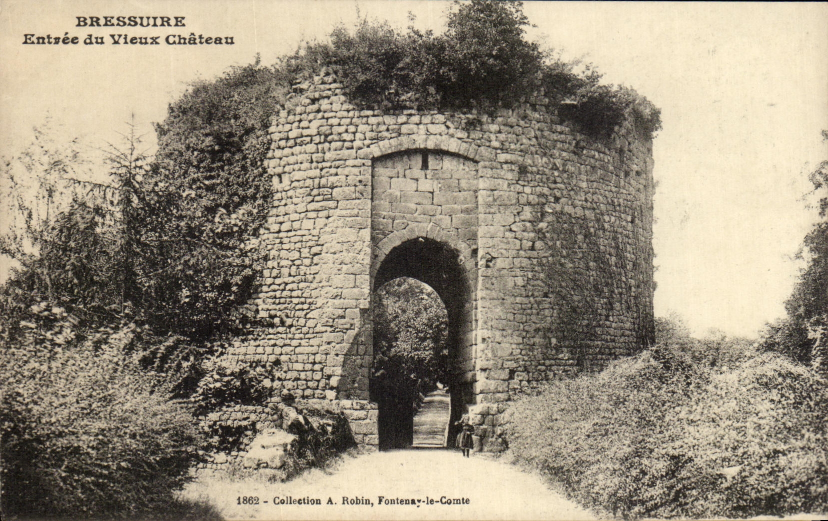 CPA Bressuire Entree du Vieux Chateau 