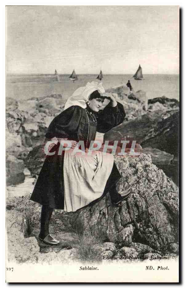 Sablaise — Femme en costume local sur rochers — Edition des Nouvelles Galeries, n° 237