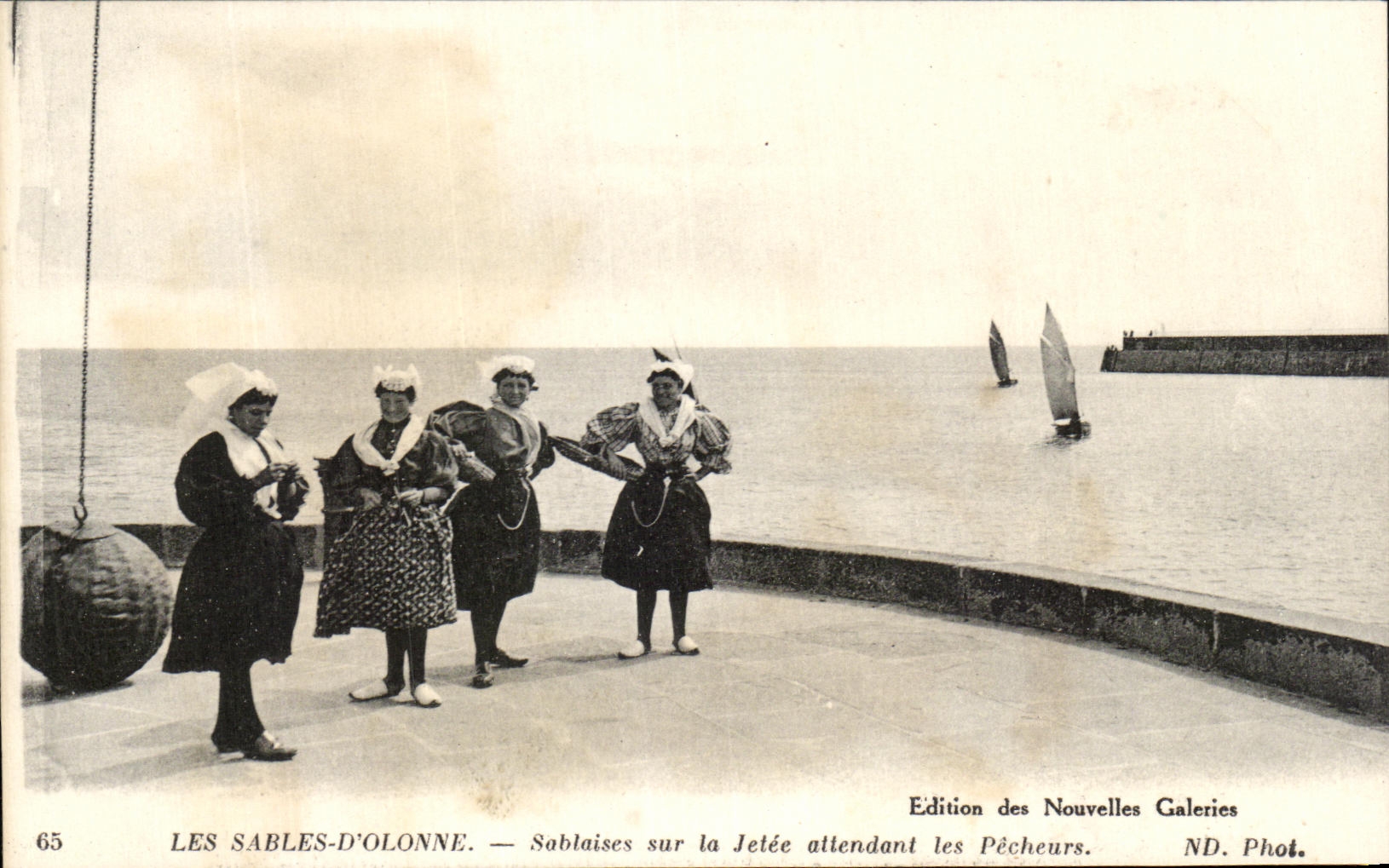 LES SABLES-D'OLONNE — Sablaises sur la Jetée attendant les Pêcheurs — Edition des Nouvelles Galeries, n°65