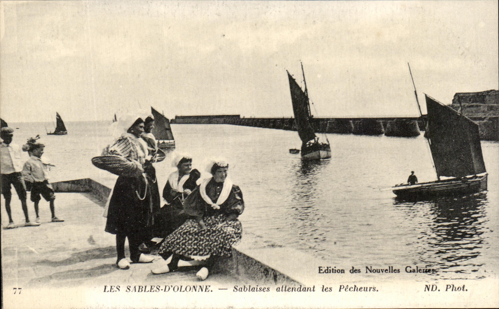 CPA Les Sables D'Olonne Sablaises attendant les Pecheurs Folklore Costume