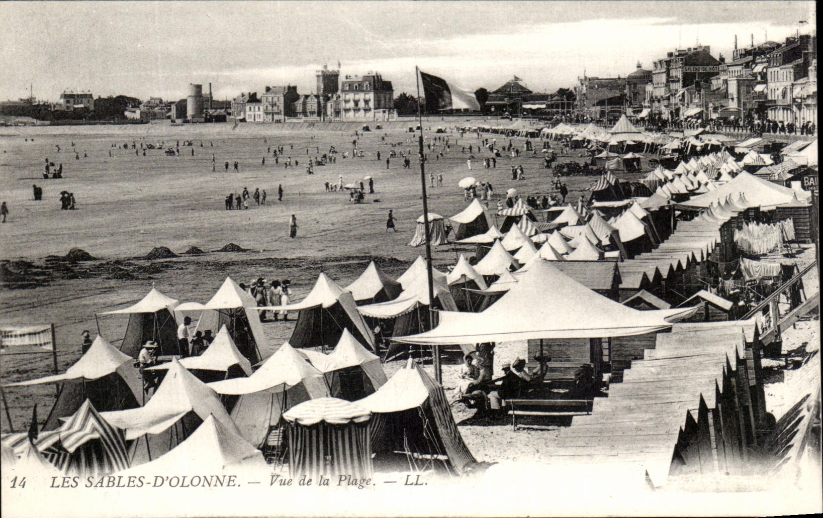 CPA Les Sables d'Olonne Vue de la Plage