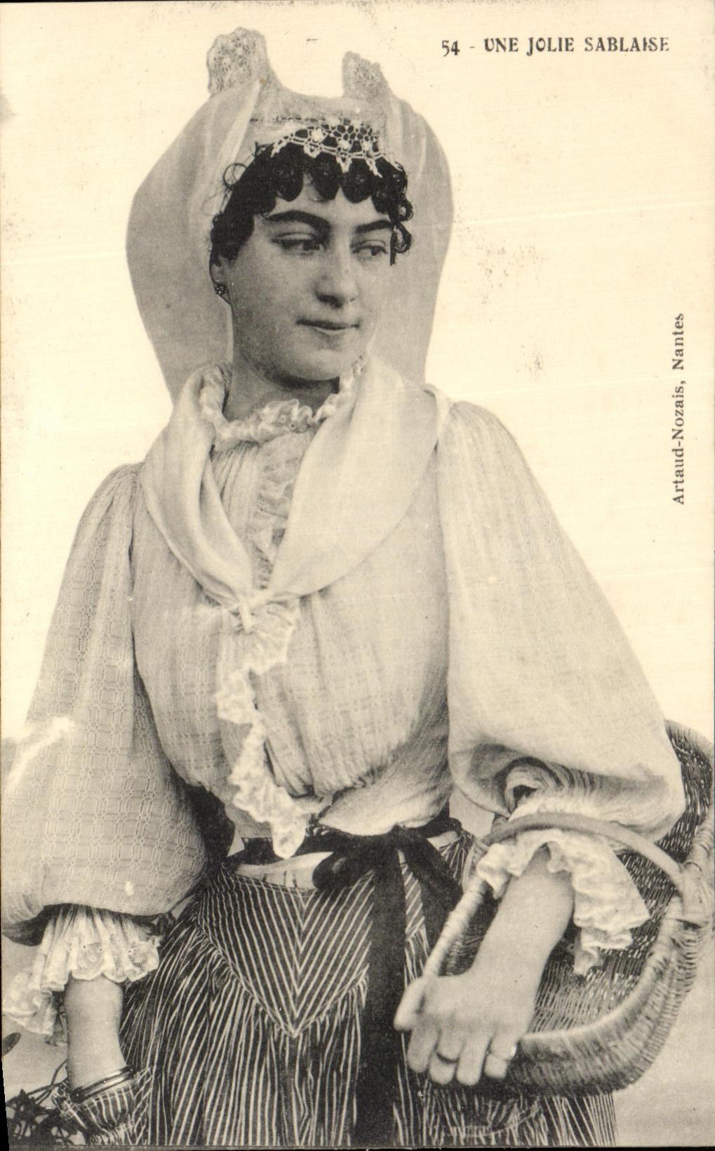 CPA Une Jolie Sablaise Folklore Costume