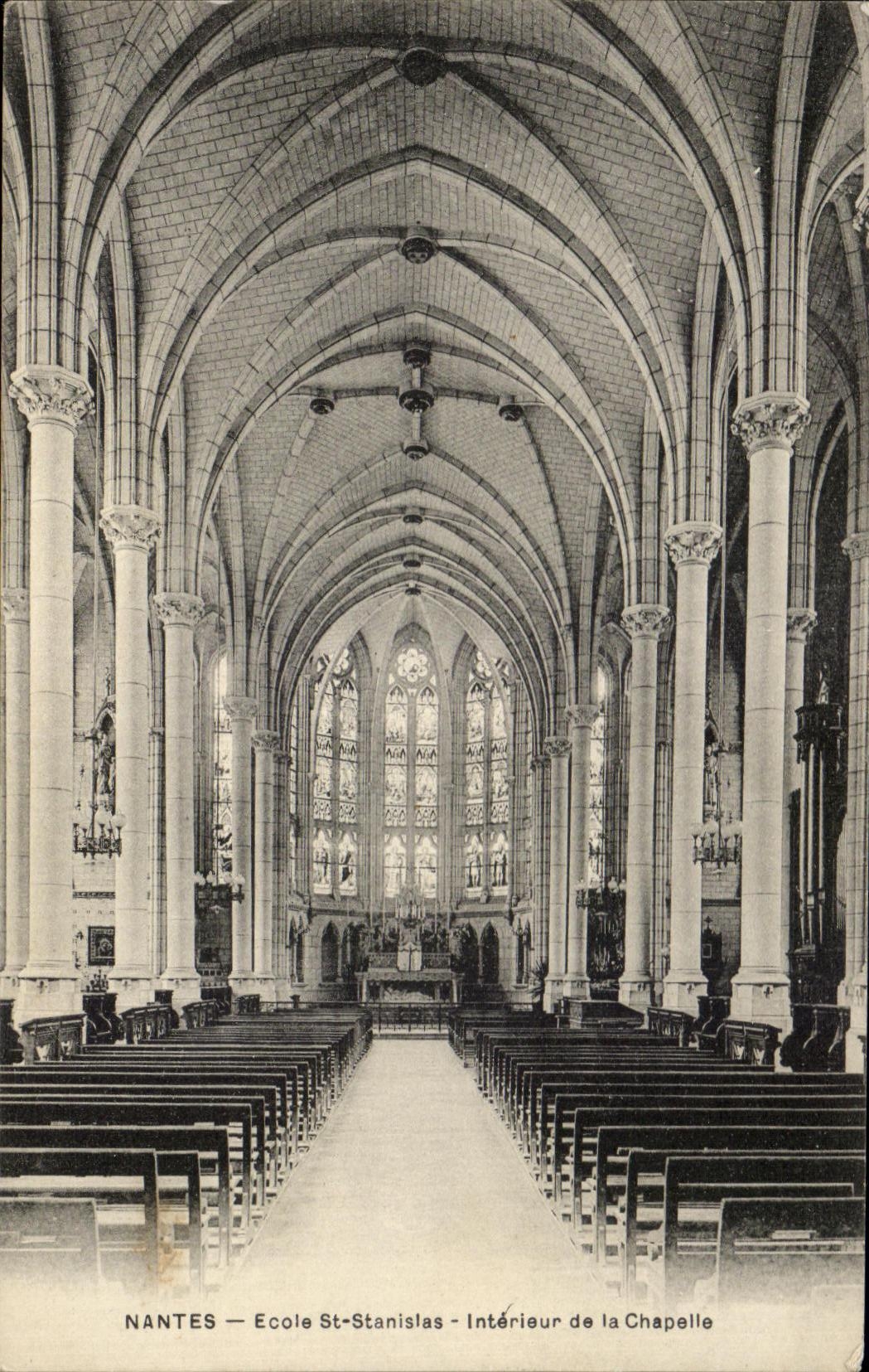 CPA Nantes Eoole St Stanistas Interieur de la Chapelle