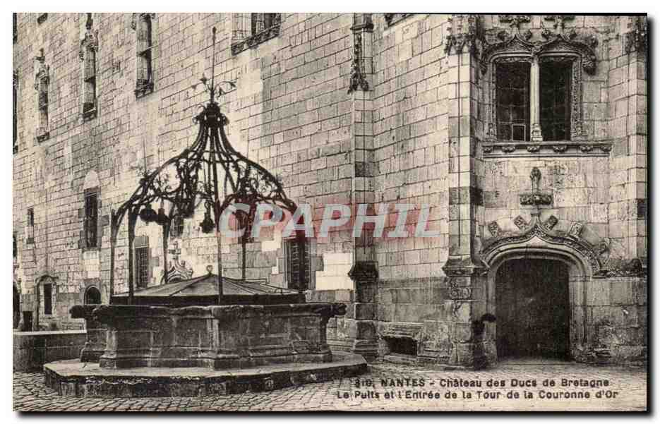 CPA Nantes Chateau des Ducs de Bretagne Le Puits et l'Entree de la tour de la couronne d'or