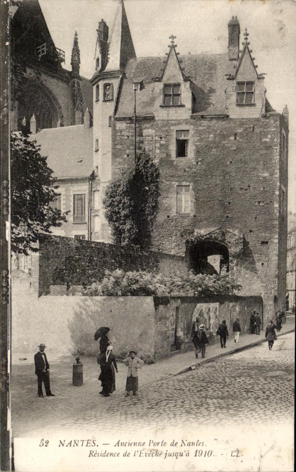 CPA Nantes Anciene Porte de Nantes Residence de l'Eveche jusqu'a 1910