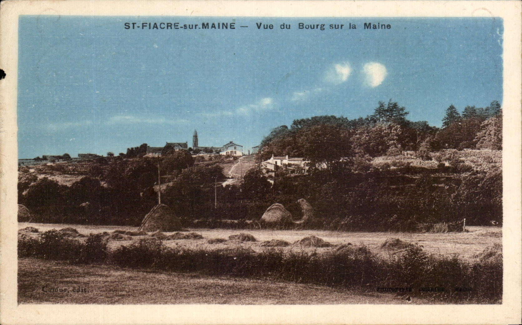 CPA St Fiacre sur Maine Vue du Bourg sur la Maine