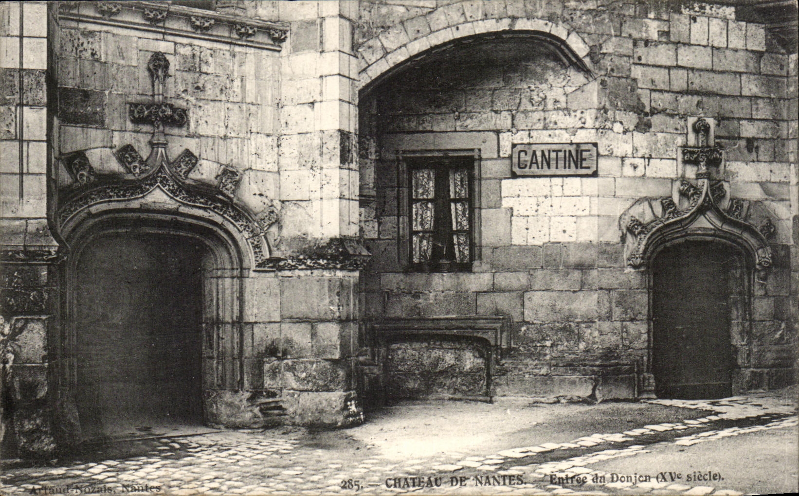 CPA Chateau De Nantes Entree du Donjon Cantine