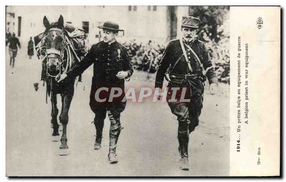 CPA Un pretre belpe en equipement de guerre Militaria