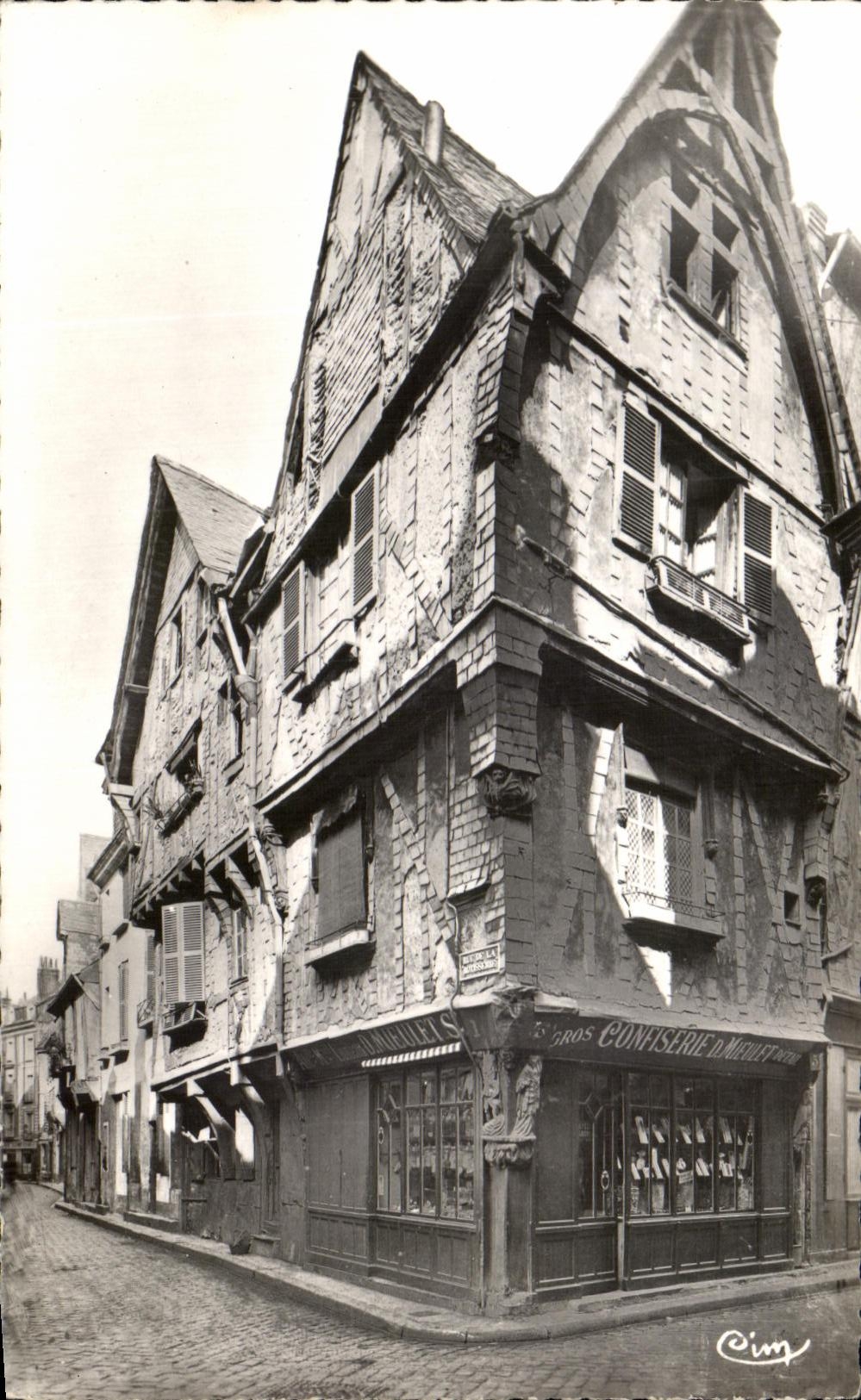 CPA Tours Vieilles Maisons a l'angle des Rues du Change et de la Rotisserie
