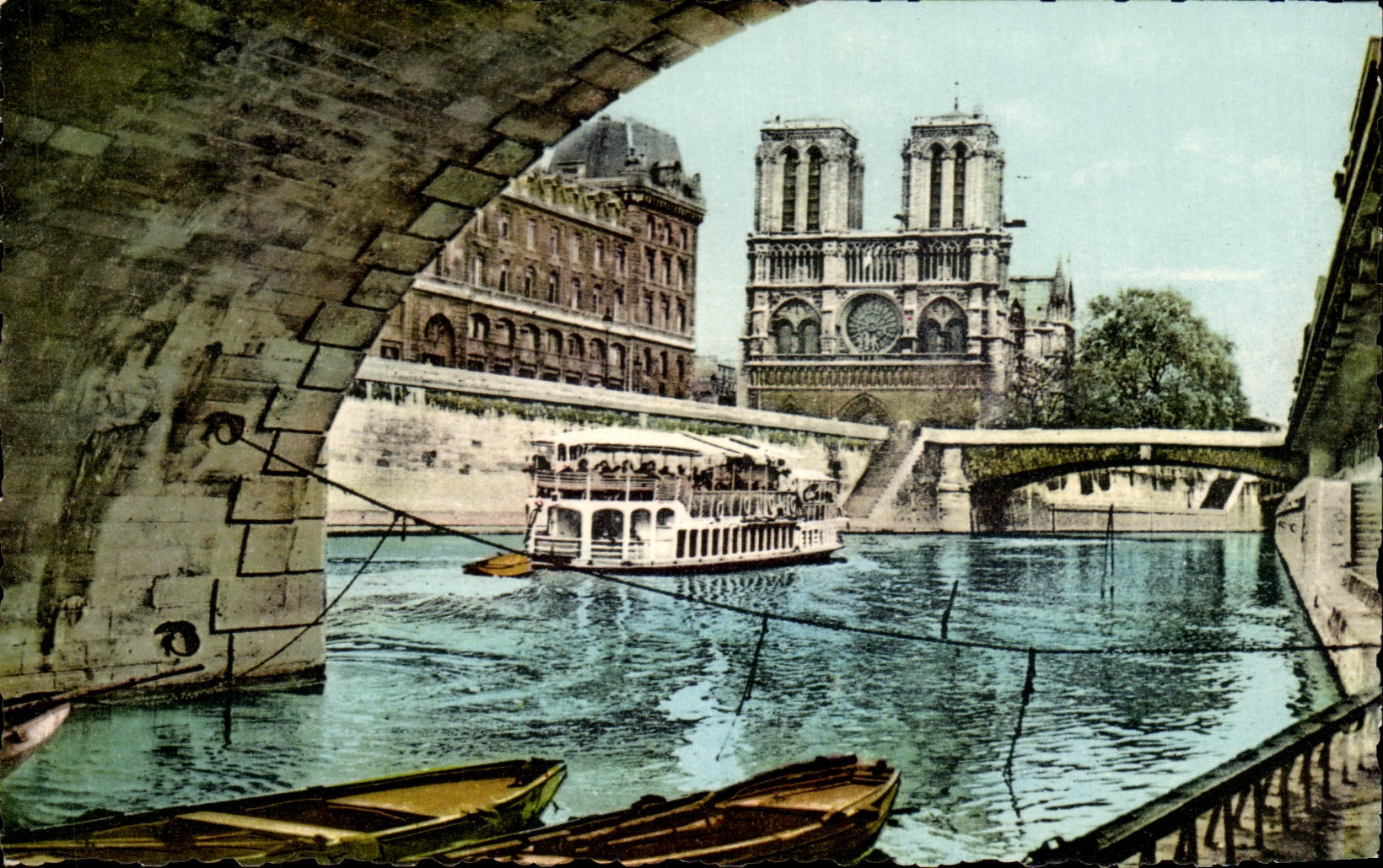 CPA Paris Notre Dame vue de la Seine Peniche