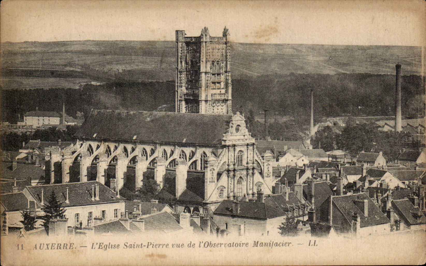 Auxerre — L'Église Saint-Pierre vue de l'Observatoire Manifacier — LL