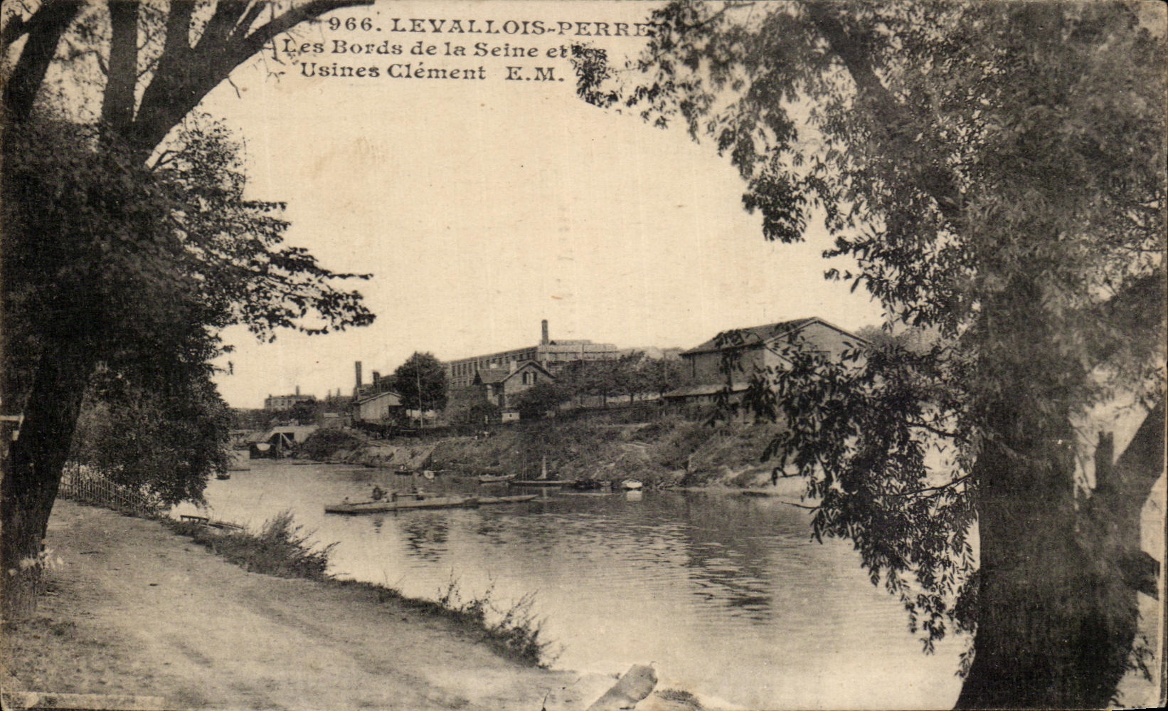 CPA Levallois Perret Les Bords de la Seine et usines Clement 