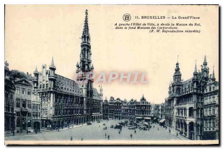 CPA Bruxelles La Grand Place A Gauche l'Hotel de Ville a droite la Maison du Roi dans le Fond 