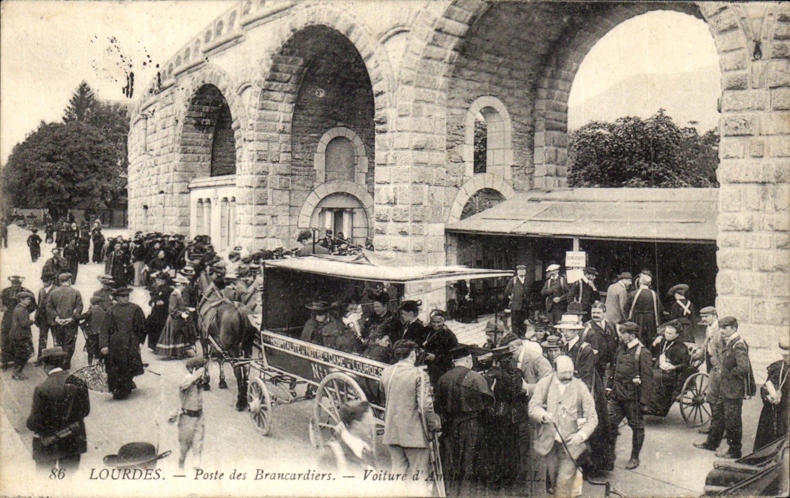 CPA Lourdes Poste des Brancardiers Voiture d'Ambulancier