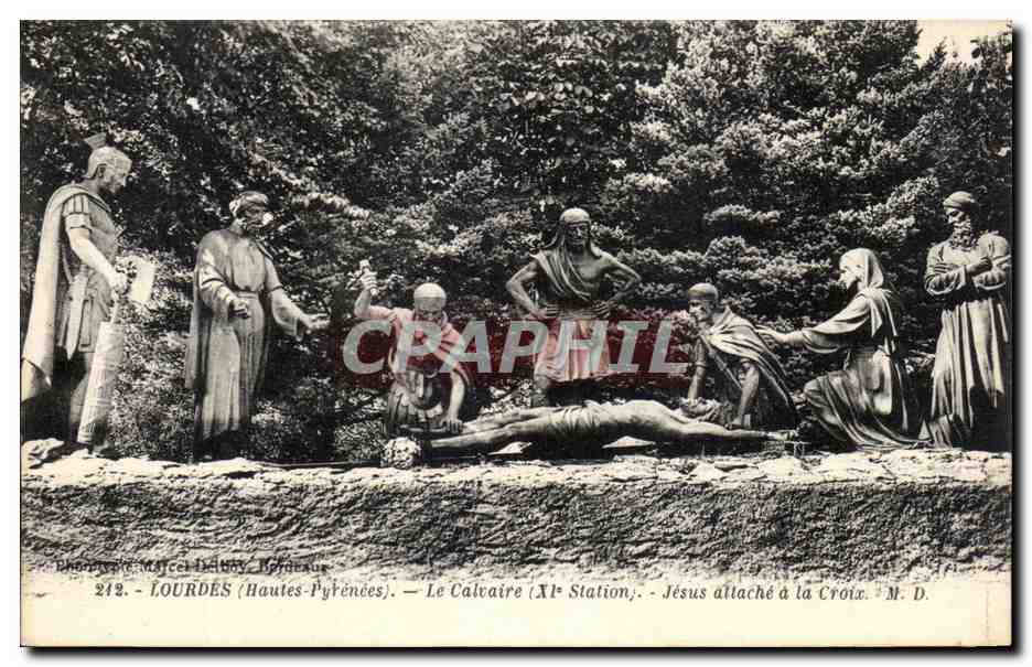 CPA Lourdes Le Calvaire Jesus attache a la Croix