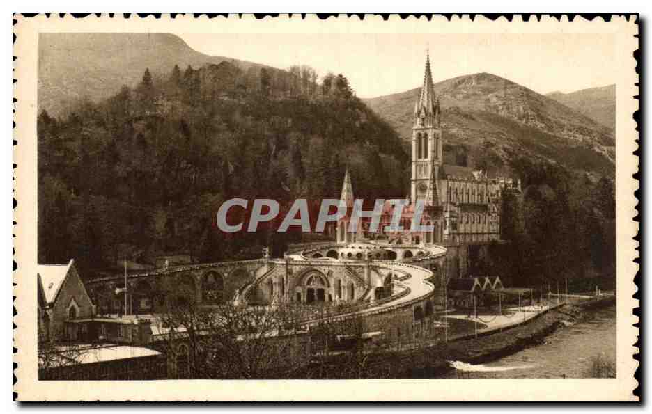 CPA Lourdes Vue d'ensemble sur le Basilique